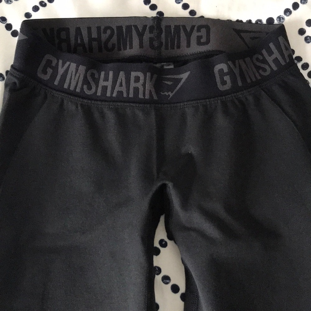 Gym shark leggings